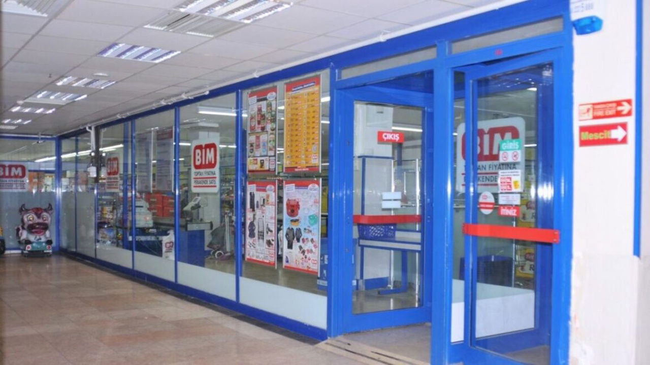 Milyonlarca insan, akıllarda tek bir soru… BİM’den neden iki kapı var?