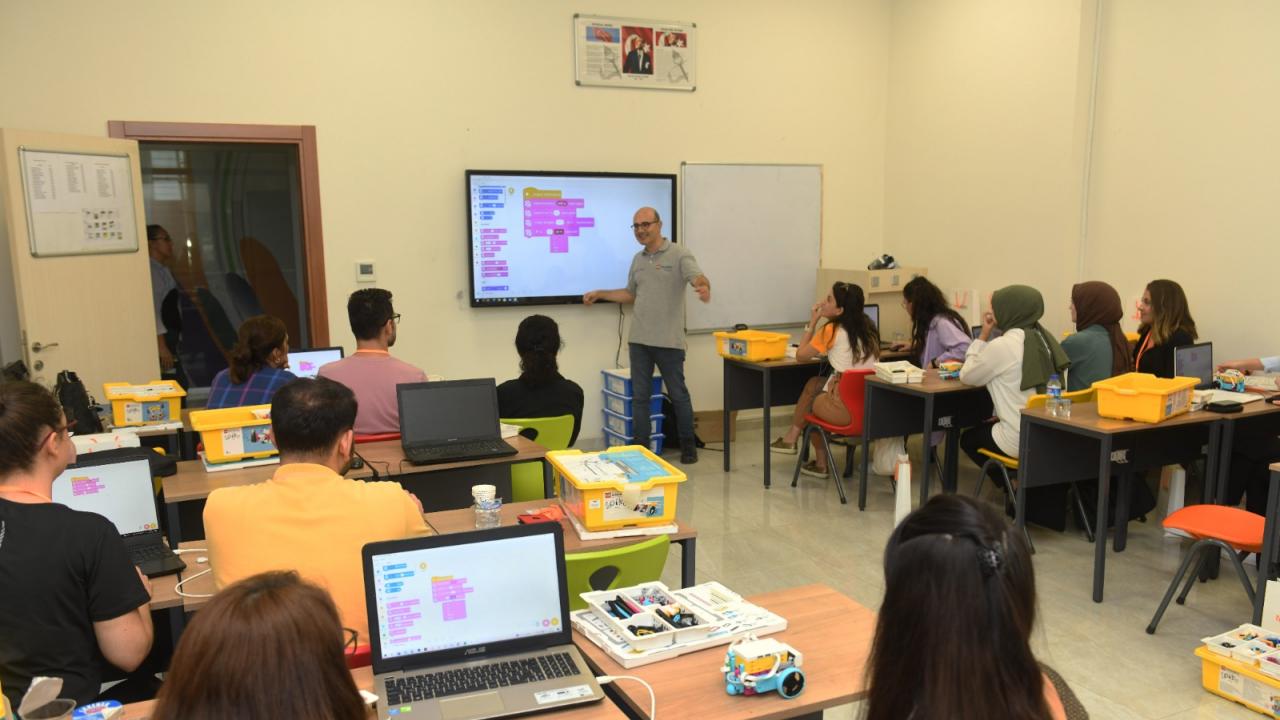 Yenişehir Belediyesinden öğretmenlere lego ve STEM eğitimi
