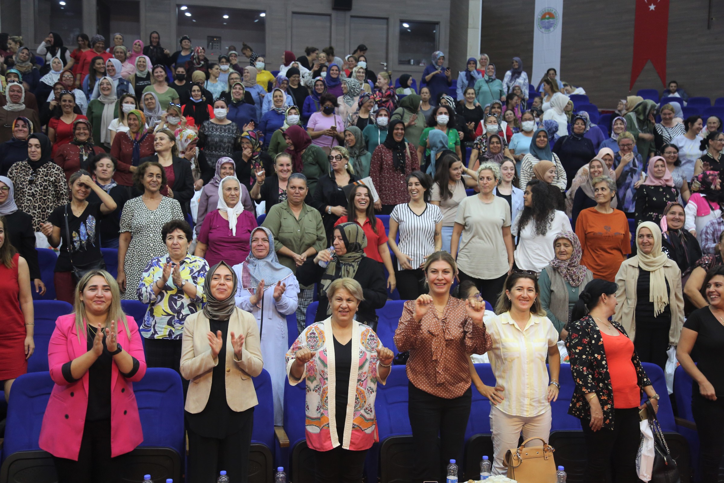 “Toroslar’da Kadın Sağlığı Paneli’nde”, kadınların, uyum içerisinde ve müzik eşliğinde yaptığı egzersiz hareketleri salonda renkli görüntülere sahne oldu.