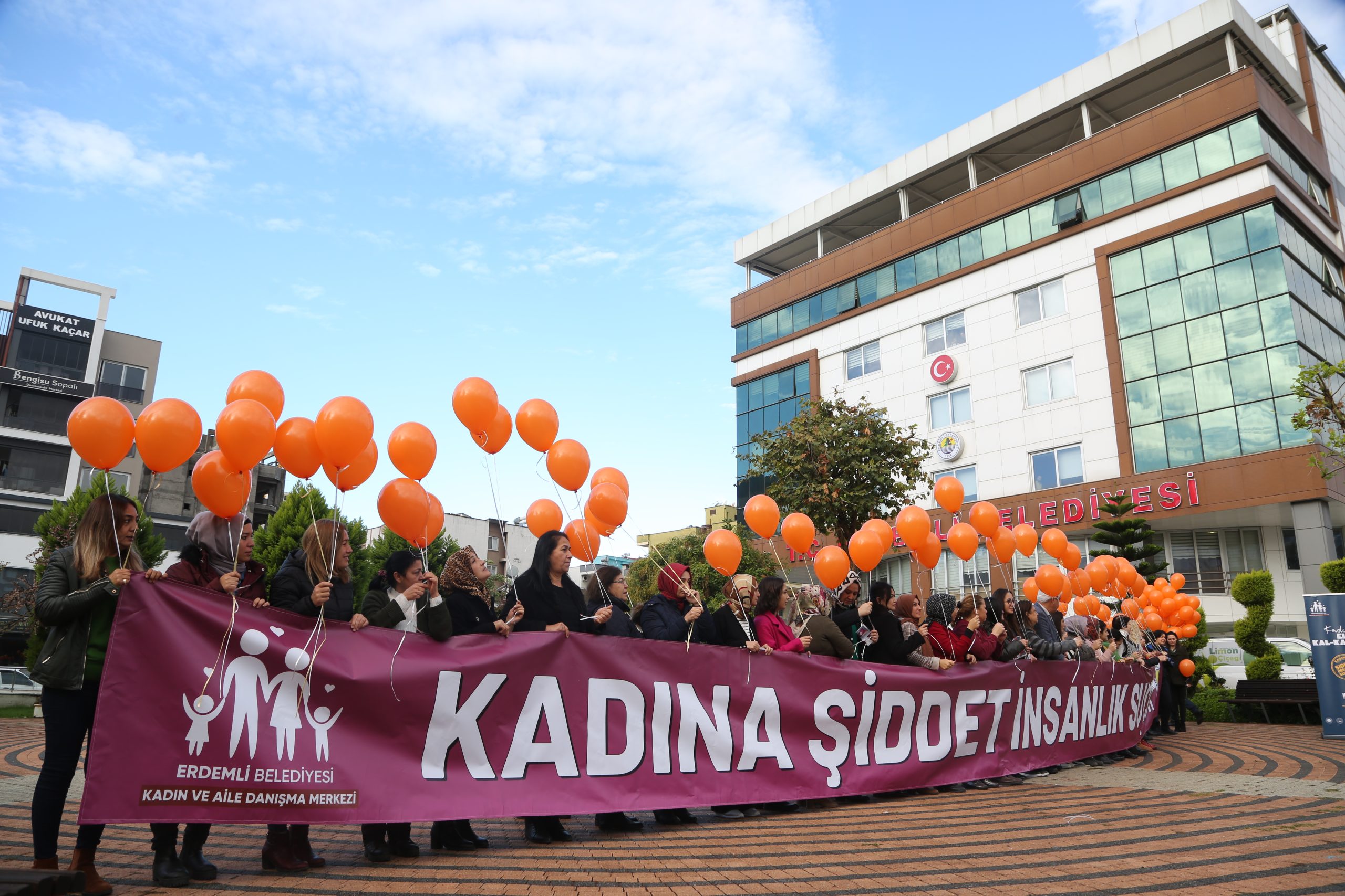 “Kadına Şiddete Hayır İçin Yüzlerce Balon Gökyüzünde”