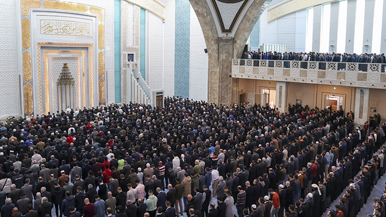 Cuma namazında ülke genelindeki camilerde yağış için dua edildi