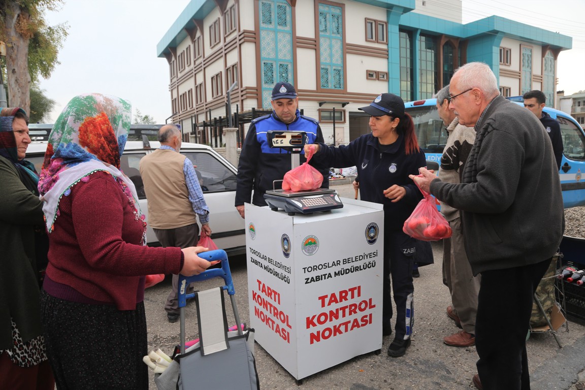 Toroslar Belediyesi Zabıta Müdürlüğü ekipleri, ilçede kurulan semt pazarlarında fiyat etiketi ve hassas terazili denetim uygulaması yaptı.