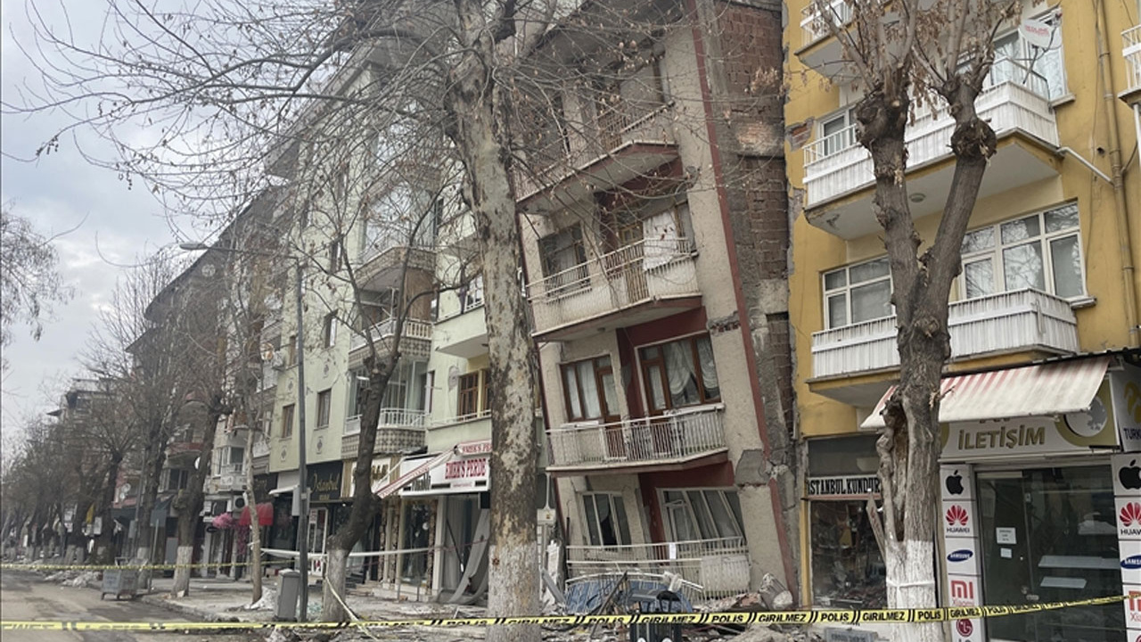 Ağır hasarlı binalara girişler yasaklandı! Böyle duyuruldu