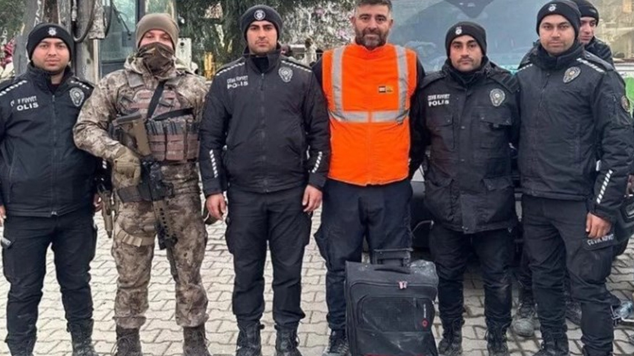 Hatay’da enkazda bulunan çantanın içini görünce hemen polise teslim etti