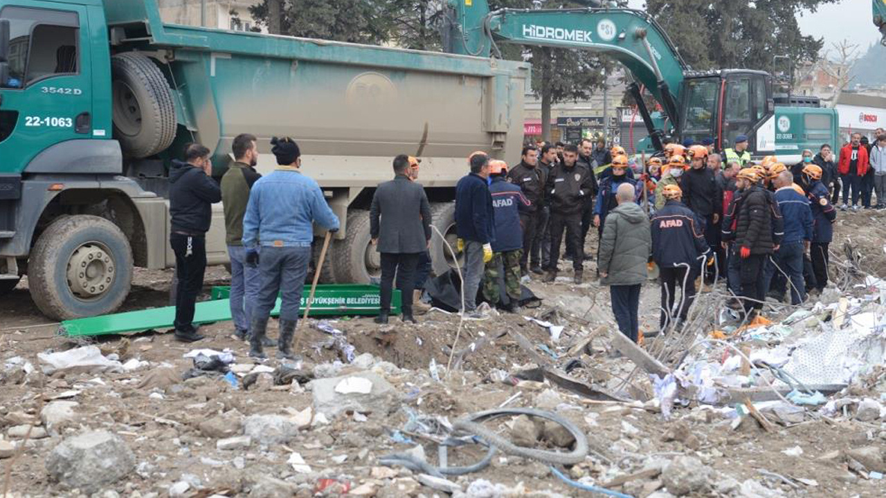 Depremin 49’uncu gününde acı haber! Kepçe operatörü fark etti, enkazdan bir ceset daha çıkarıldı!