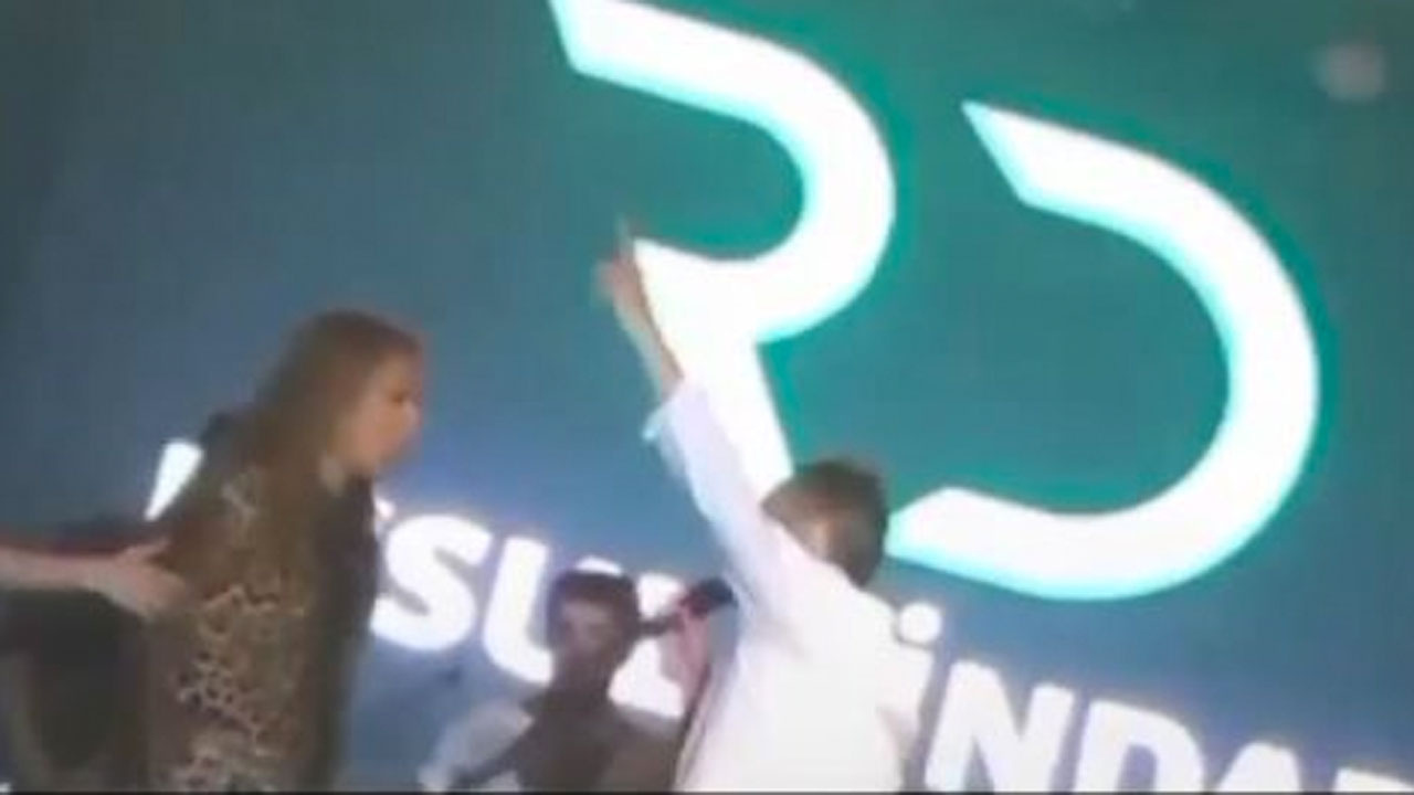 Artvin’de Demet Akalın ile Resul Dindar festival sahnesinde kapıştı ben buranın çocuğuyum