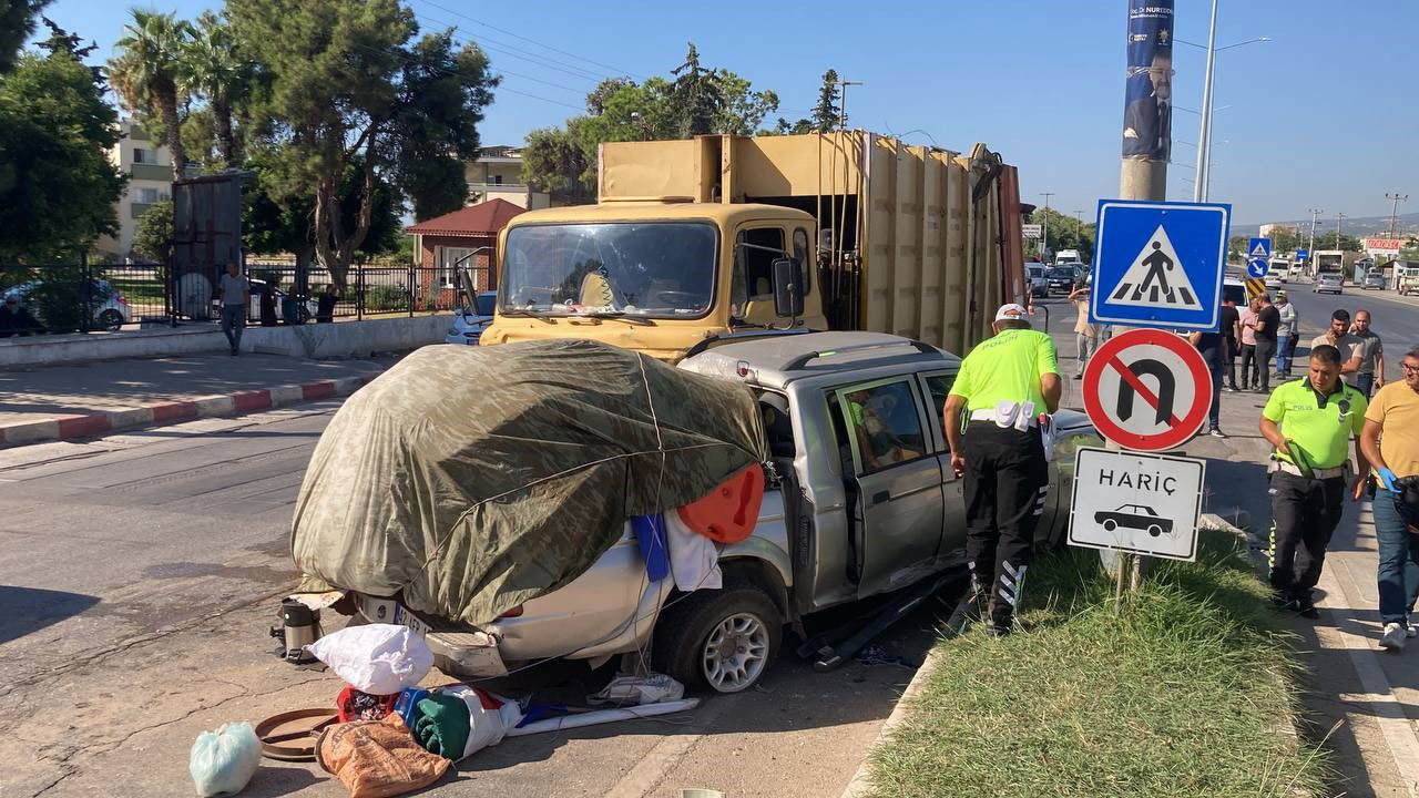 Çöp kamyonu ve kamyonet kavşakta çarpıştı: 4 ölü, 2 yaralı