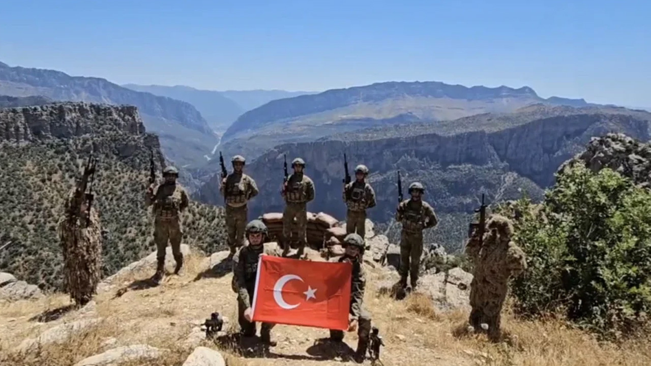 MSB görüntüleri paylaştı! Mehmetçik’ten Hollanda maçı öncesi A Milli Takım’a destek