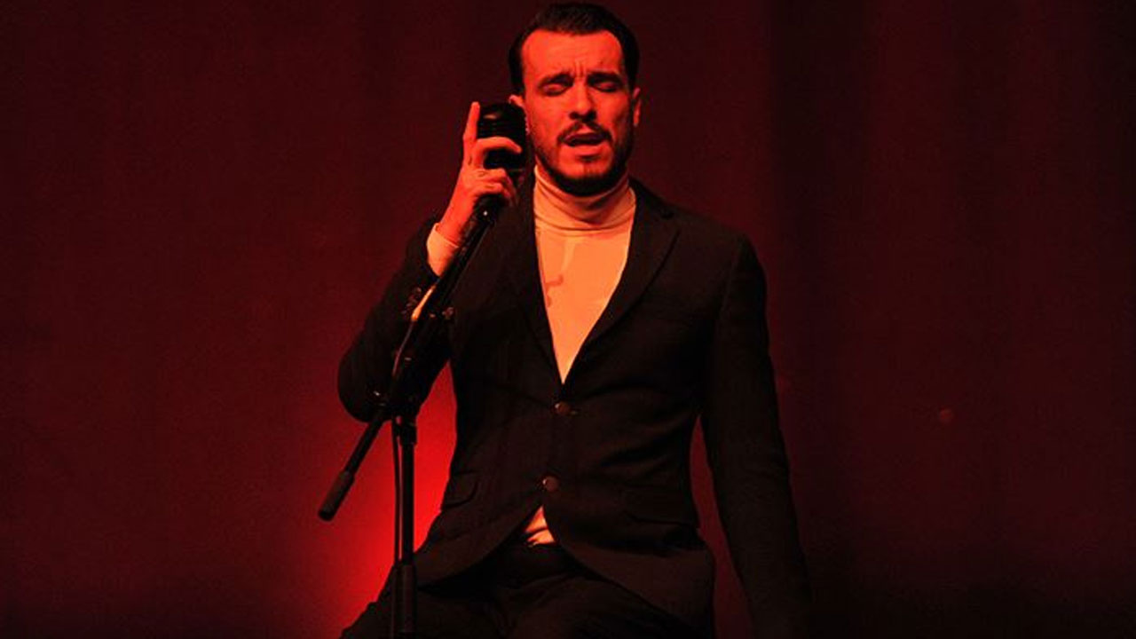 Van’da konser veren ünlü şarkıcı Cem Adrian’a şişe fırlattılar