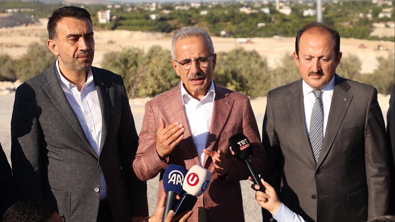 Bakan Uraloğlu: Mersin’deki otoyol projesiyle Çeşmeli-Kızkalesi kesimi 18-20 dakikada geçilebilecek