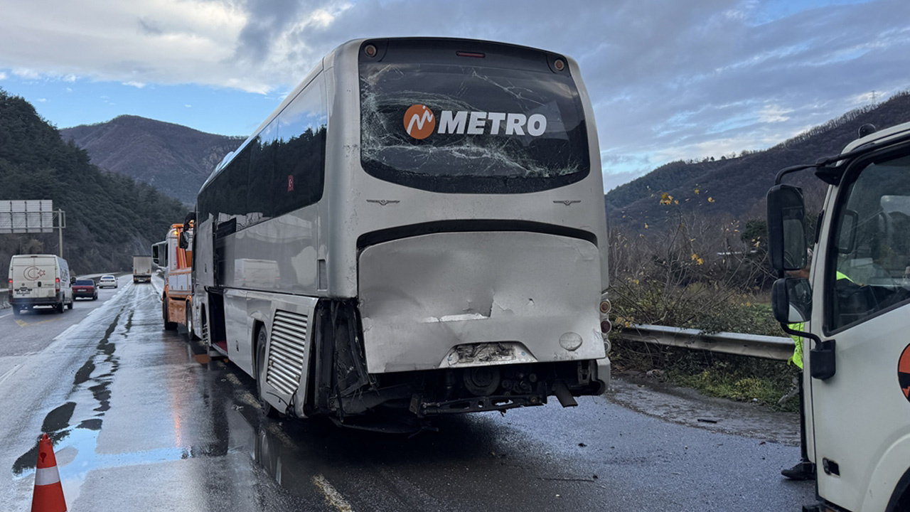 Sakarya’da zincirleme trafik kazası: 15 yaralı