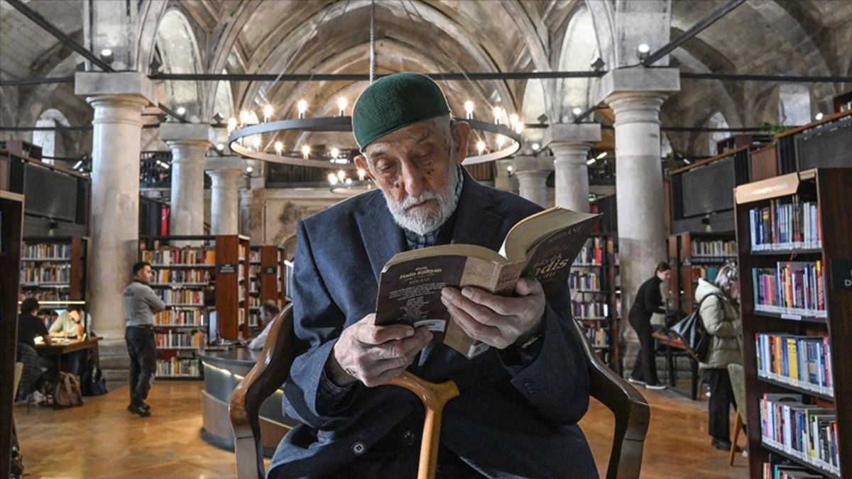 Kayseri’de kütüphanenin müdavimi olan 94 yaşında Halil Dede, kitap okuma aşkıyla gençlere örnek oluyor