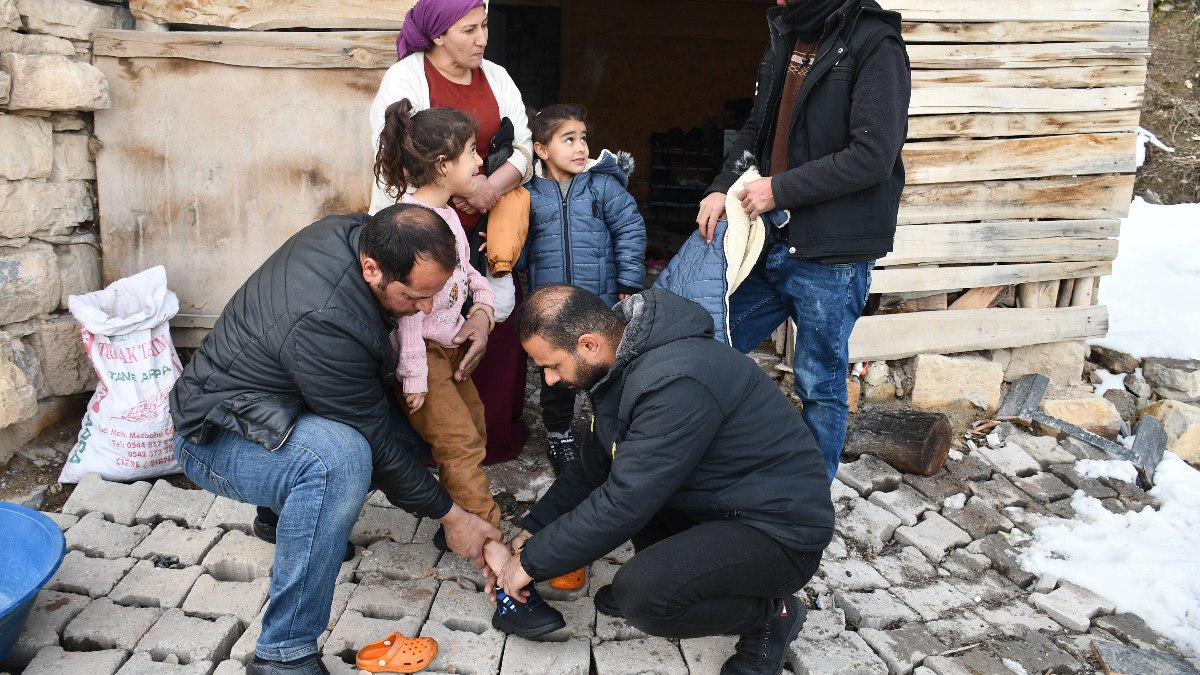 Ankaralı polis memurundan Şırnaklı 300 çocuğa bot ve mont yardımı