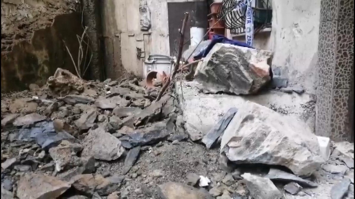 İstanbul’da toprak kayması anı kamerada