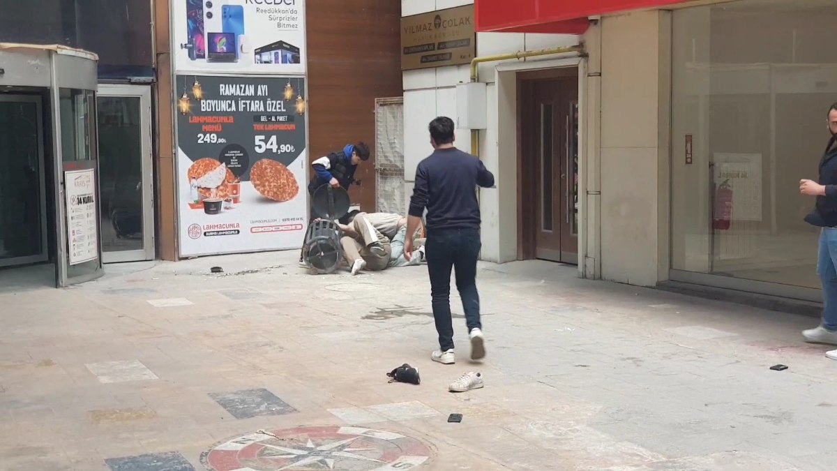 Karabük’te polis merkezinin önünde orak ve bijonla birbirlerine saldırdılar