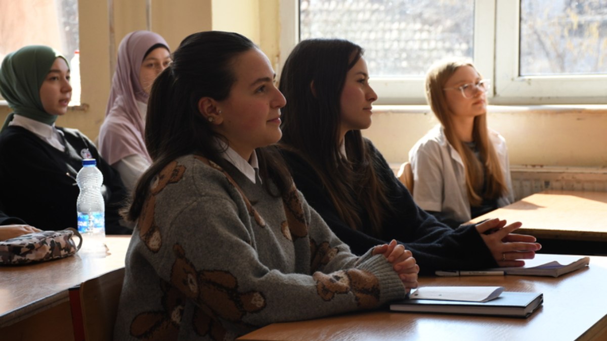 Kosovalı öğrenciler, Türkçe eğitimi için her gün kilometrelerce yol alıyor