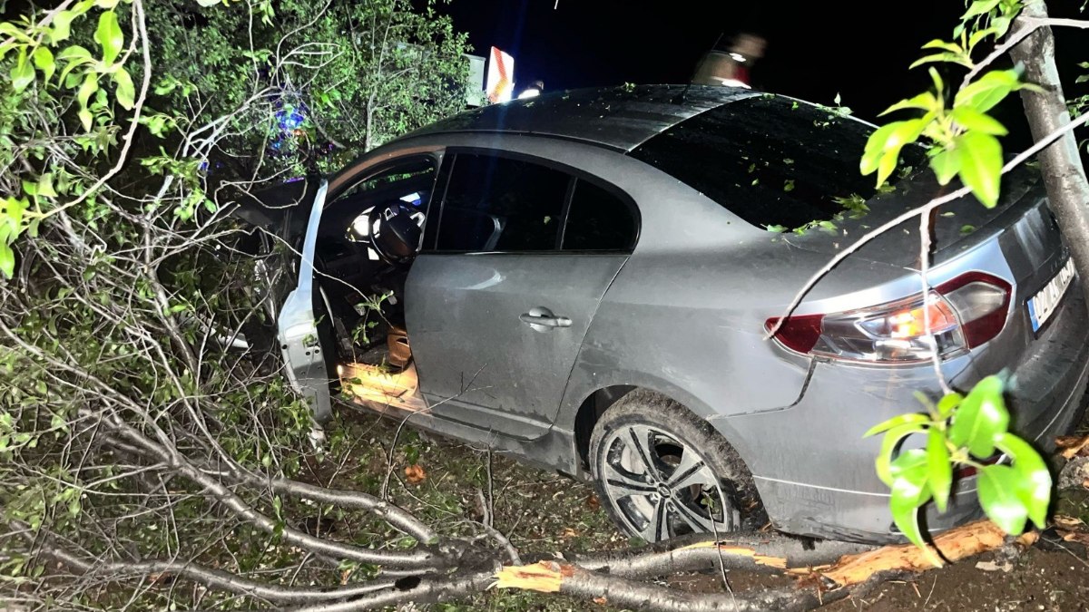 Adıyaman’da otomobil şarampole yuvarlandı: 2 yaralı