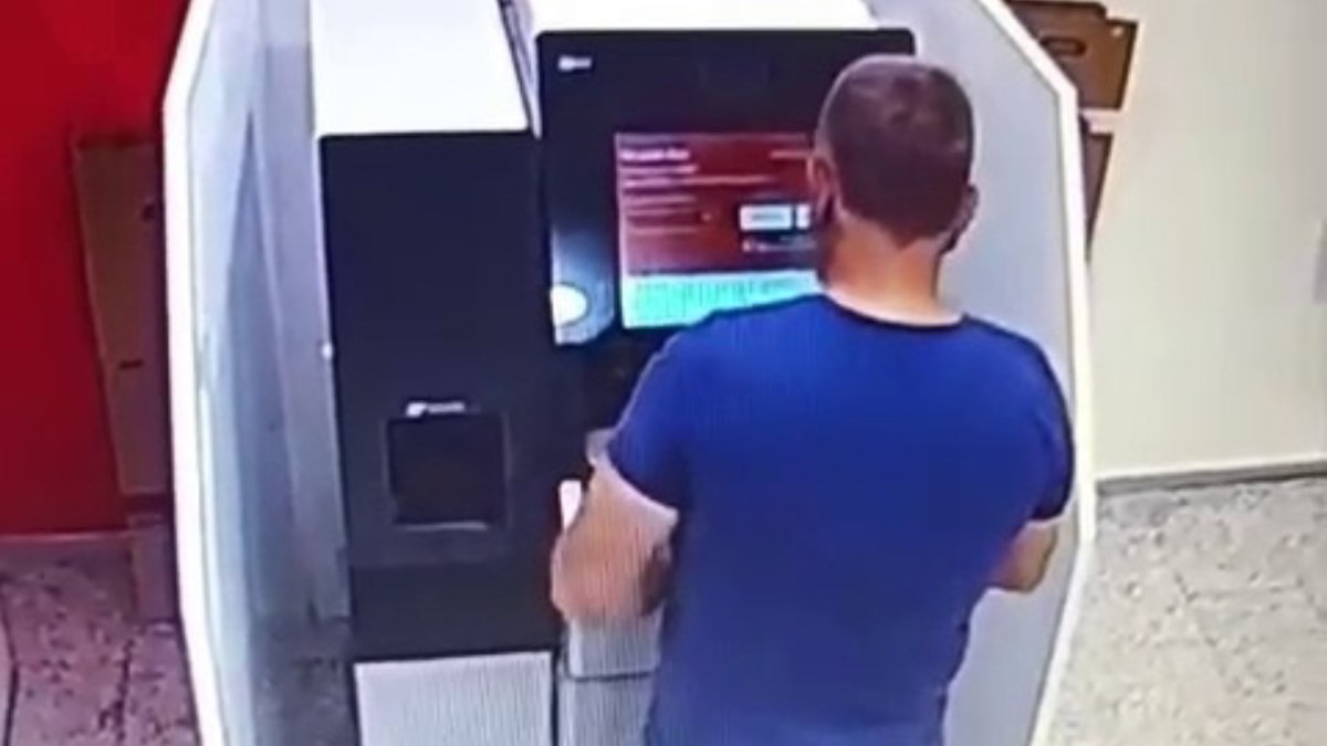 Adana’da ATM’de unuttuğu 13 bin lirayı çaldırdı
