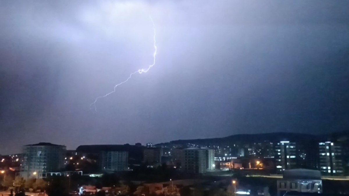 Gaziantep’te şimşekler geceyi aydınlattı