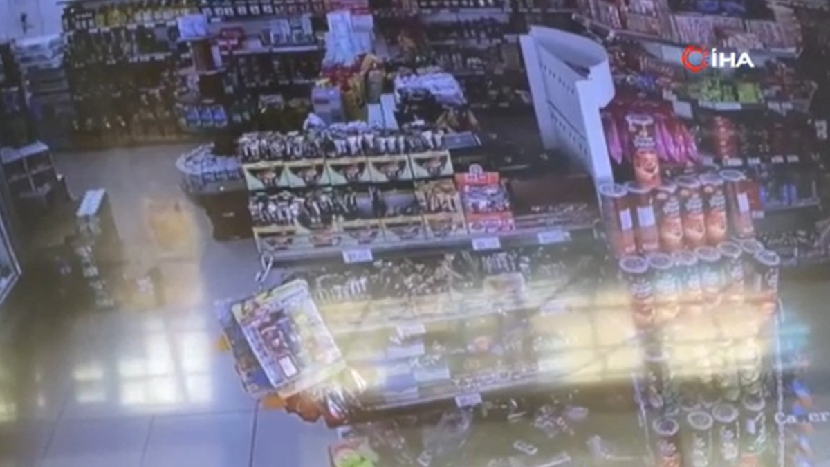 Konya’da deprem anı kamerada