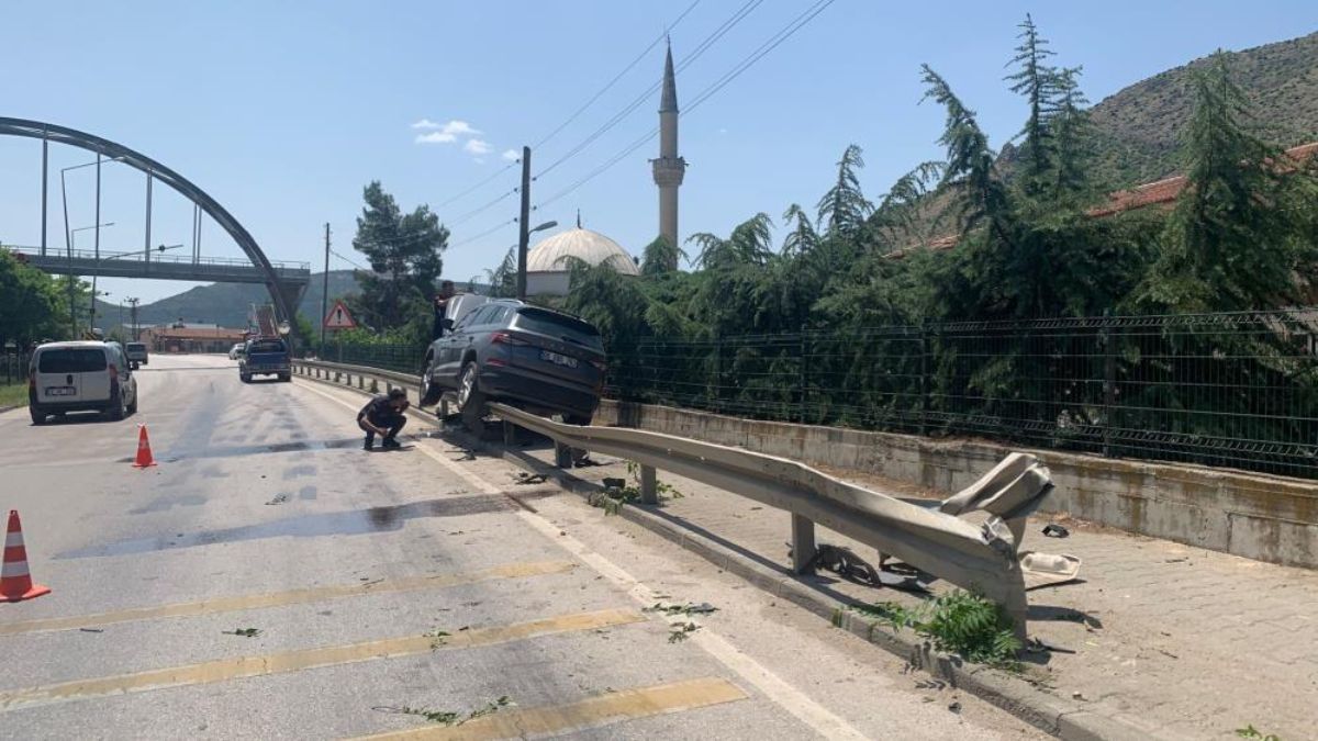 Amasya’da kaza yapan araç bariyerde asılı kaldı