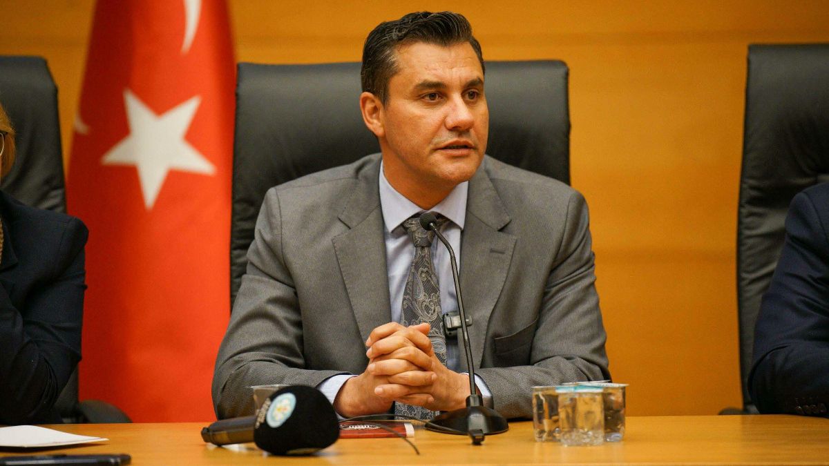 Ferdi Zeyrek’in tabutunun başında siyaset