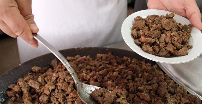 Mersin Büyükşehir Belediyesi aşevinde skandal! Kavurmanın içinden yarış atı çipi çıktı