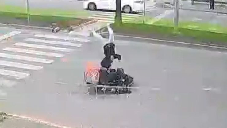 Motosikletli Kuryenin Çarptığı Kız Çocuğu Yaya Geçidinde Yaralandı