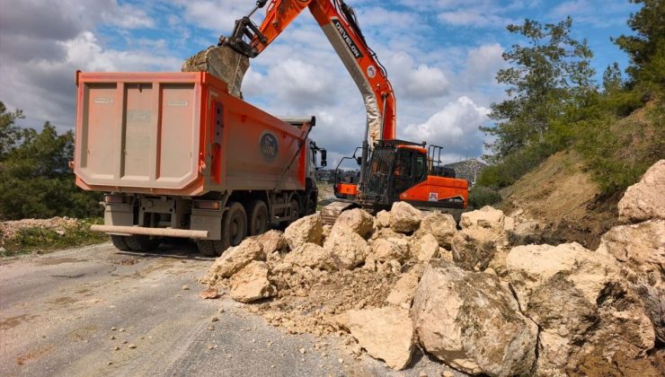 Tarsus ilçesinde yola düşen kaya parçaları kaldırıldı