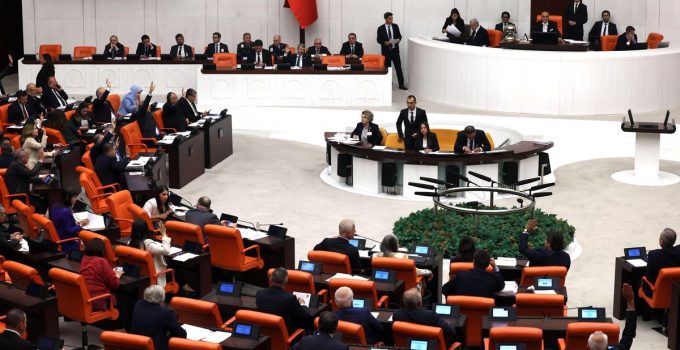 15 yaş altına sosyal medya yasağı getirildi, doğum izni süresi uzatıldı: Yeni düzenlemelerle neler değişiyor?