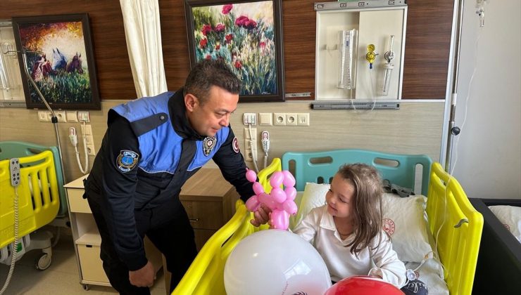 Anamur’da polis hastanede tedavi gören çocukları ziyaret etti