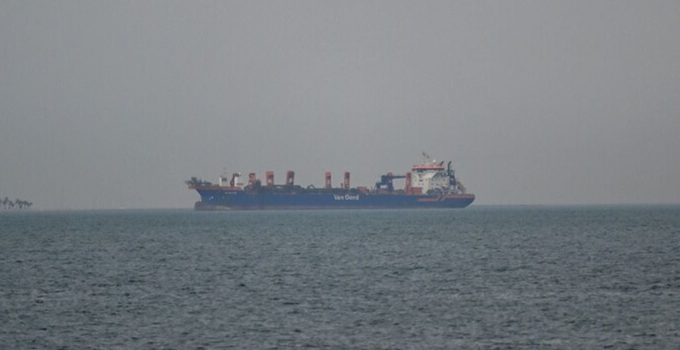 Dünya rahat nefes aldı! Hürmüz Boğazı’ndan ilk gemiler peş peşe geçti