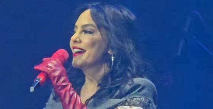 Ebru Gündeş’ten sahnede şaşırtan itiraf: Estetik yaptırdım