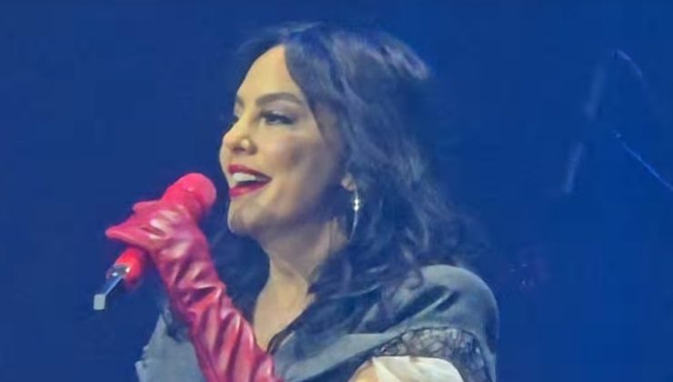 Ebru Gündeş’ten sahnede şaşırtan itiraf: Estetik yaptırdım