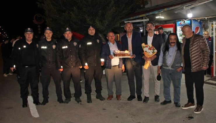 Mersin’de kavga anonsuna gelen polislere sürpriz kutlama yapıldı