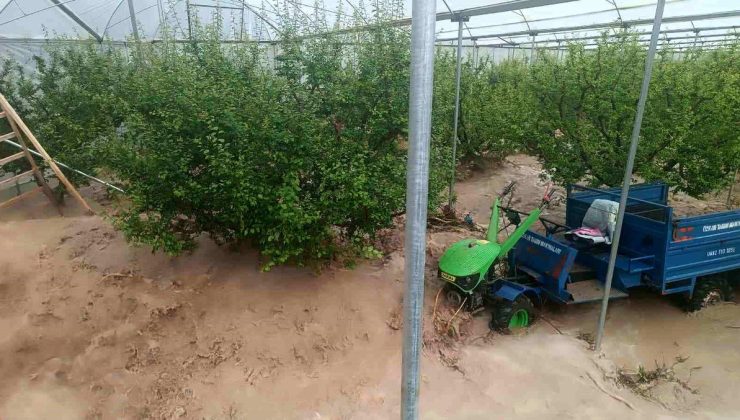 Mersin’de sağanak sele yol açtı: Yol çöktü, seralar zarar gördü