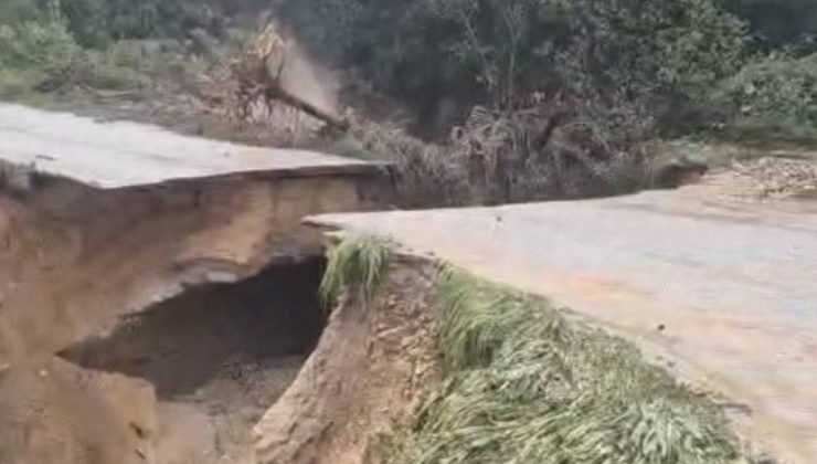 Mersin’de sağanak: Yol çöktü, seralar zarar gördü