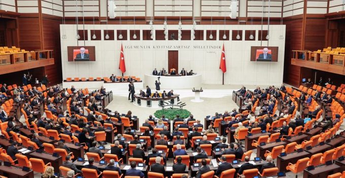 TBMM’de doğum izni ve sosyal medyaya 15 yaş düzenlemesini içeren kanun teklifi kabul edildi