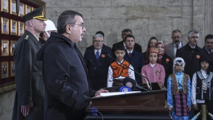 Yusuf Tekin, öğretmen ve öğrencilerle Anıtkabir’de
