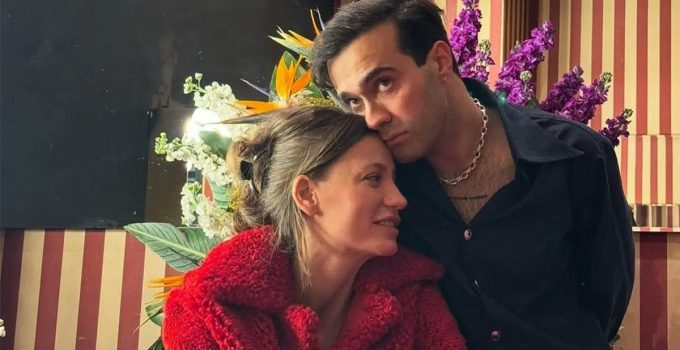 Aşka geldiler! Serenay Sarıkaya ile Mert Demir yeni poz