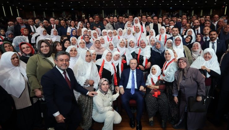 Cumhurbaşkanı Erdoğan, çiftçi kadınlarla bir arada