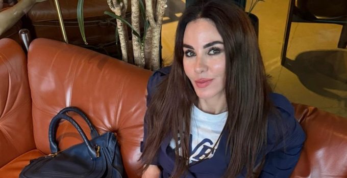 Defne Samyeli’nin iddialı kıyafetine şarkıcı Hatice’den destek