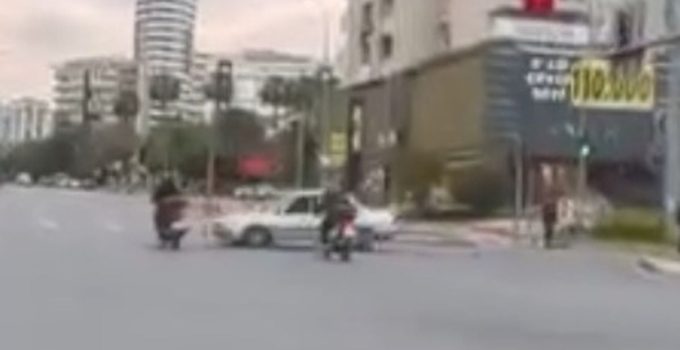 Otomobil ile 2 motosikletin çarpıştığı kaza kask kamerasında