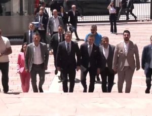CHP’de olağanüstü kurultay için imzalar Genel Merkez’e teslim edildi