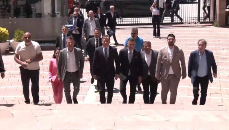 CHP’de olağanüstü kurultay için imzalar Genel Merkez’e teslim edildi