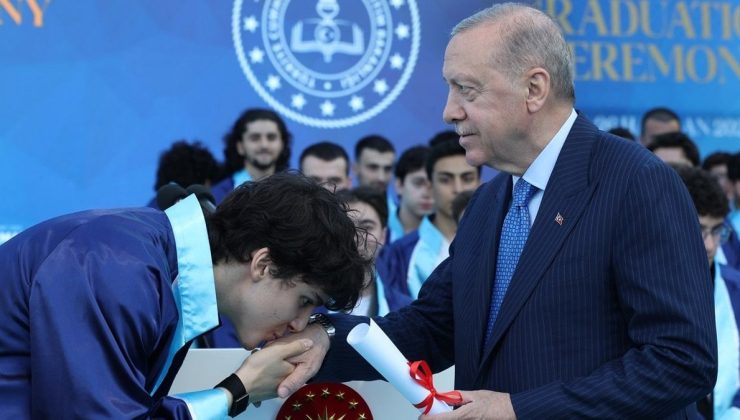 Cumhurbaşkanı Erdoğan’ın torunu Ömer Tayyip Erdoğan mezun oldu: Diplomayı Cumhurbaşkanı verdi