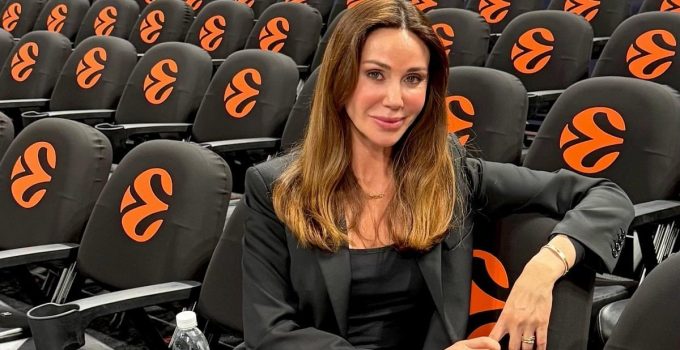 Demet Şener podyumda: Kıyafet bana güç hissettiriyor
