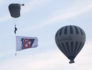 Kapadokya semalarında nefes kesen gösteri: JÖAK timi sıcak hava balonundan atladı