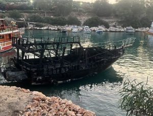 Kıyıya bağlı 6 tekne, yangında kullanılamaz hale geldi