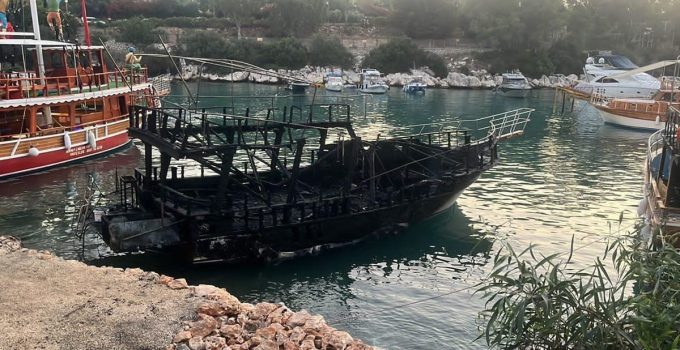 Kıyıya bağlı 6 tekne, yangında kullanılamaz hale geldi